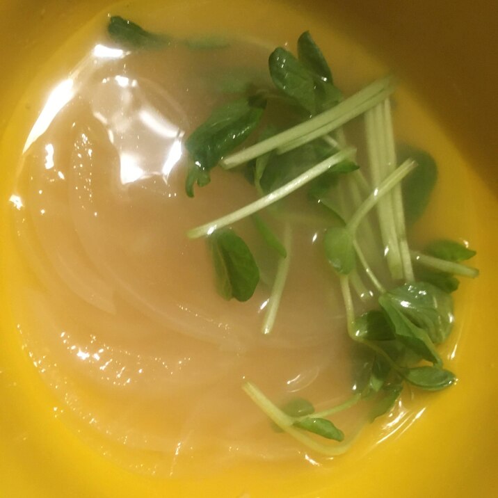 玉ねぎと豆苗の味噌汁